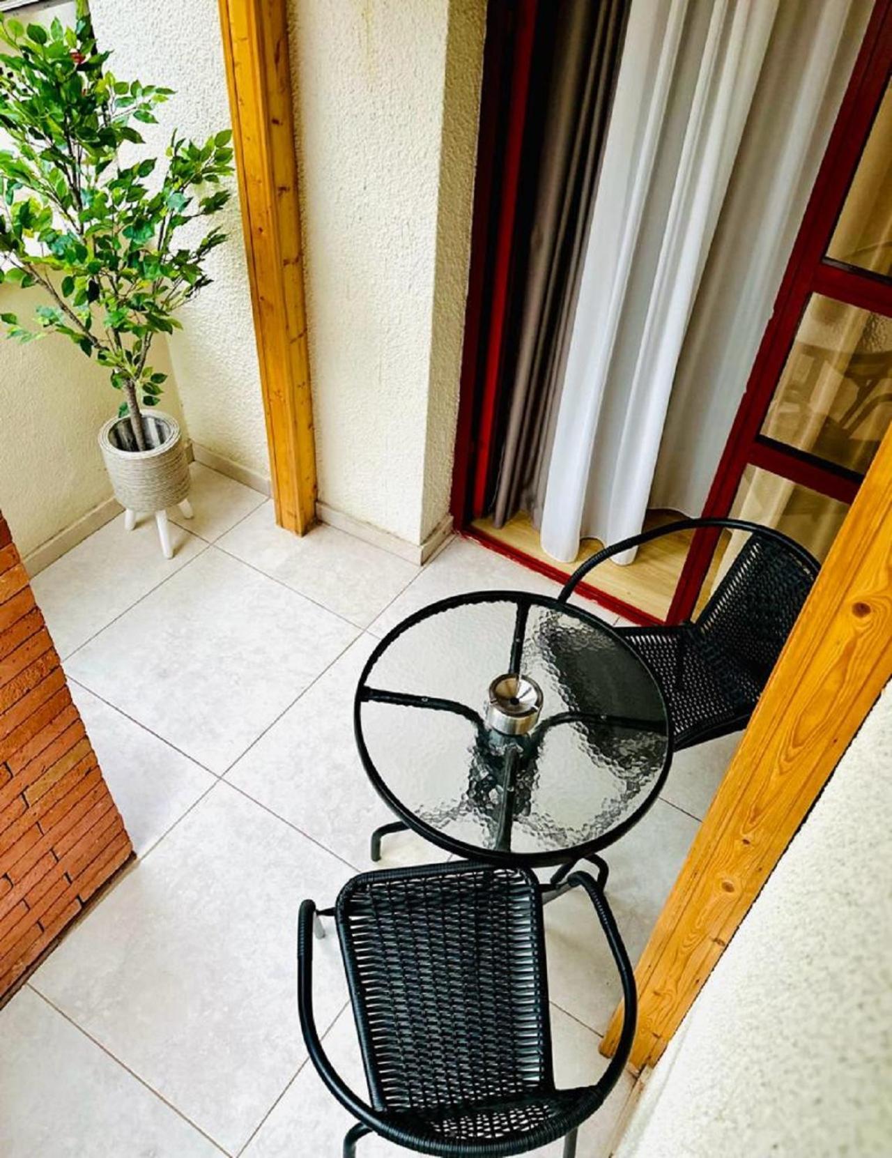Hotel Well Inn Тбилиси Екстериор снимка