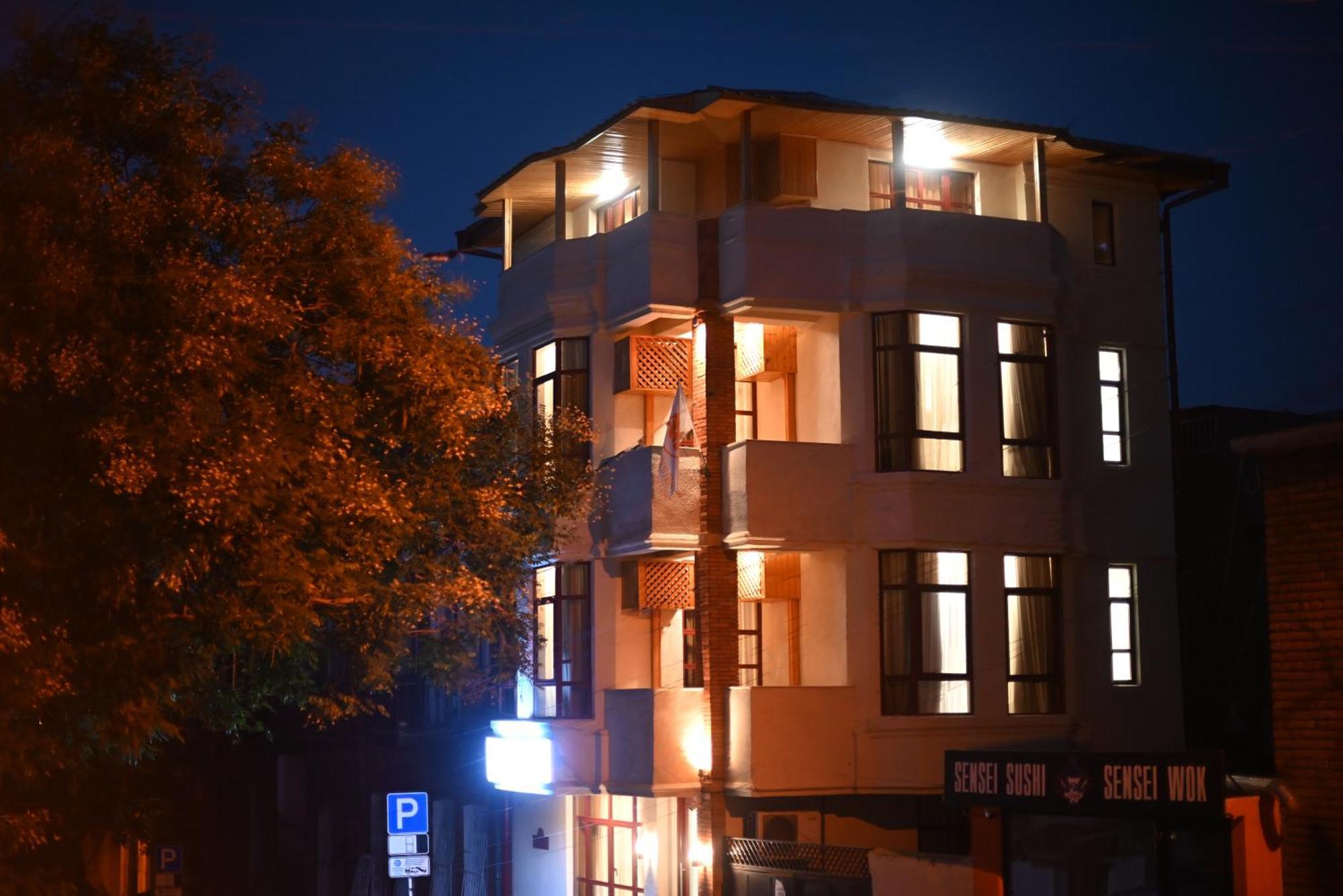 Hotel Well Inn Тбилиси Екстериор снимка