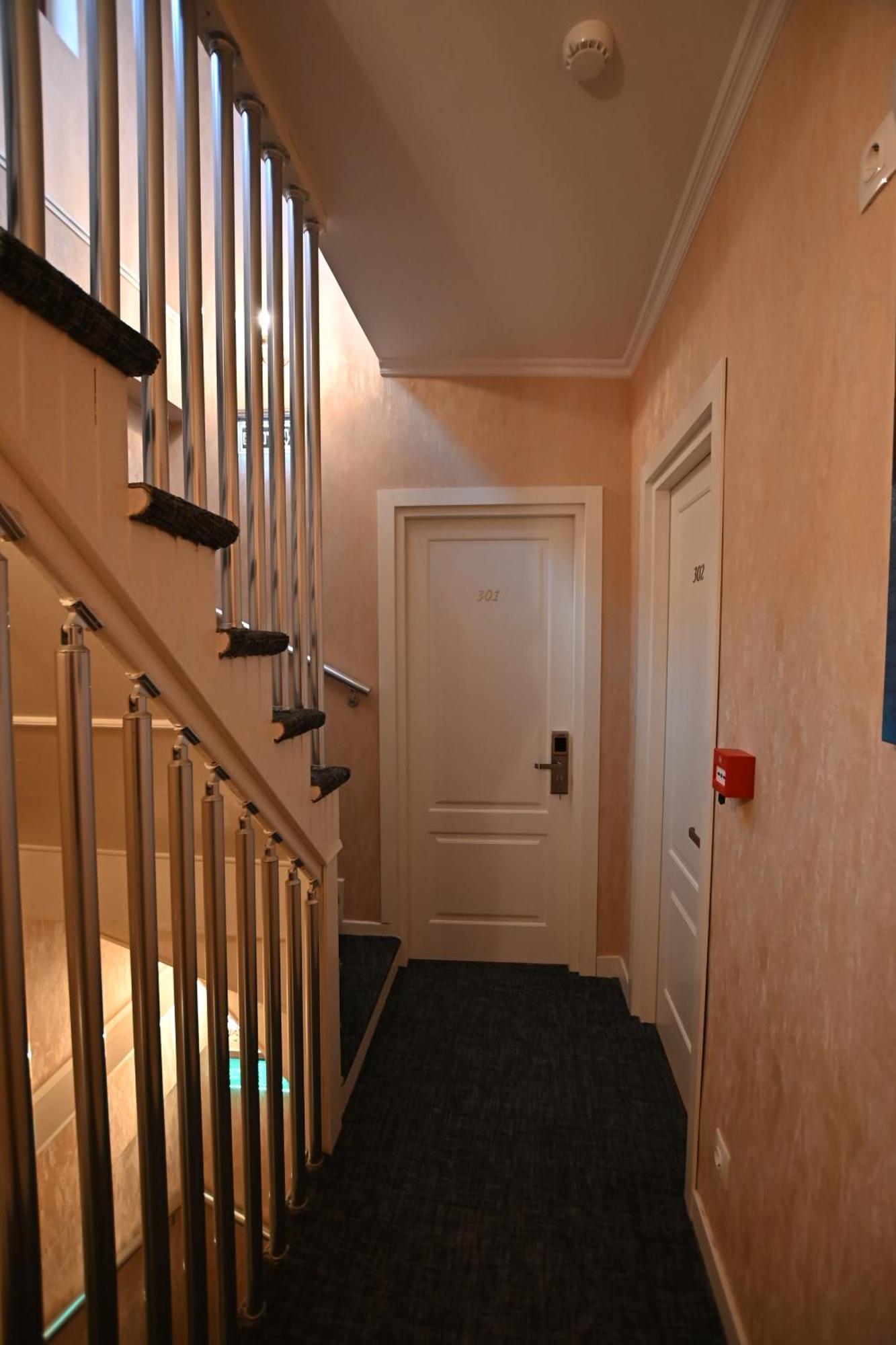 Hotel Well Inn Тбилиси Екстериор снимка