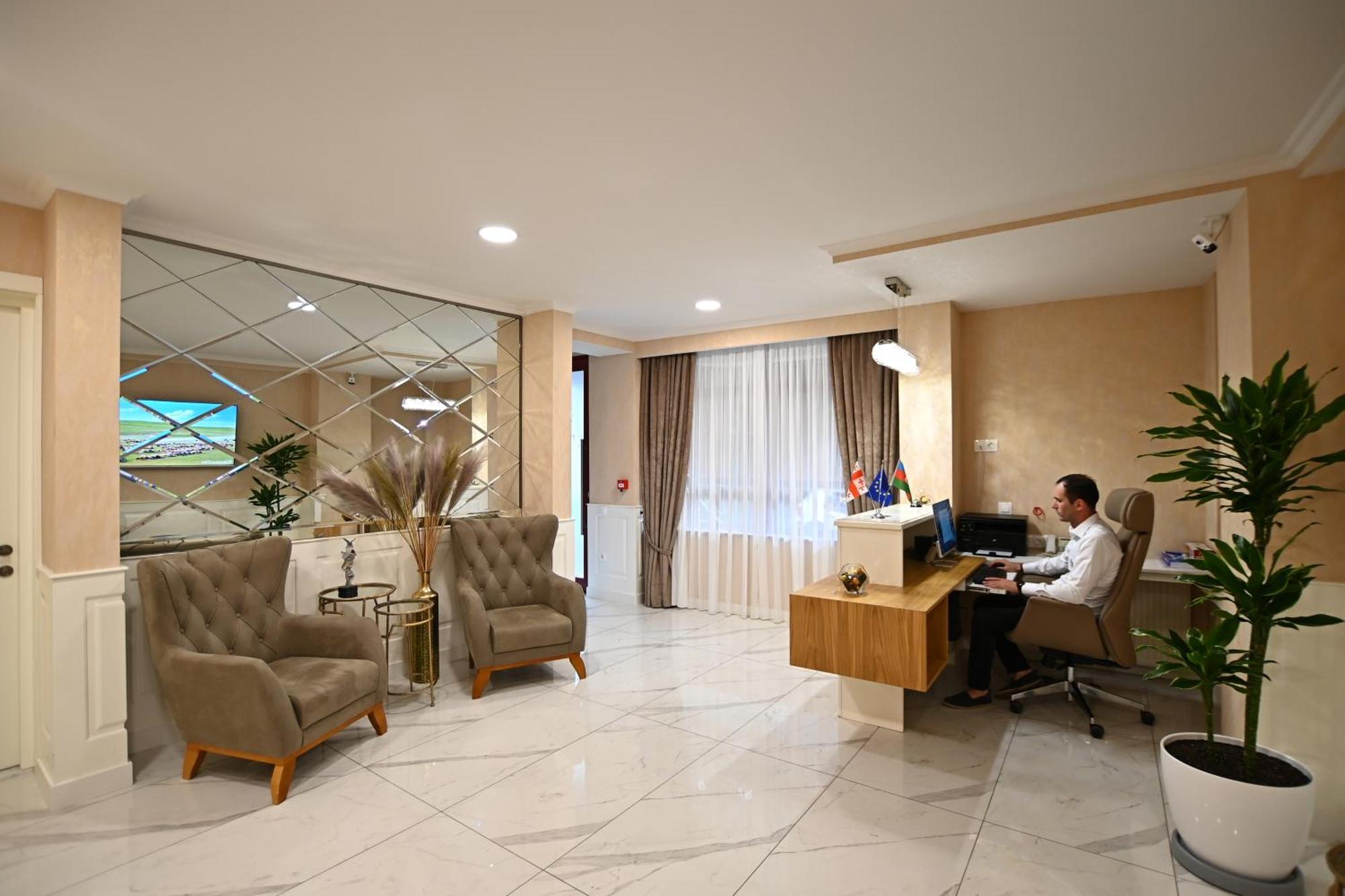 Hotel Well Inn Тбилиси Екстериор снимка