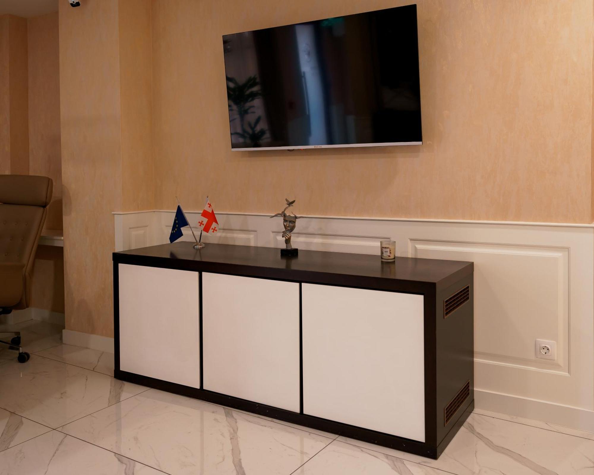 Hotel Well Inn Тбилиси Екстериор снимка