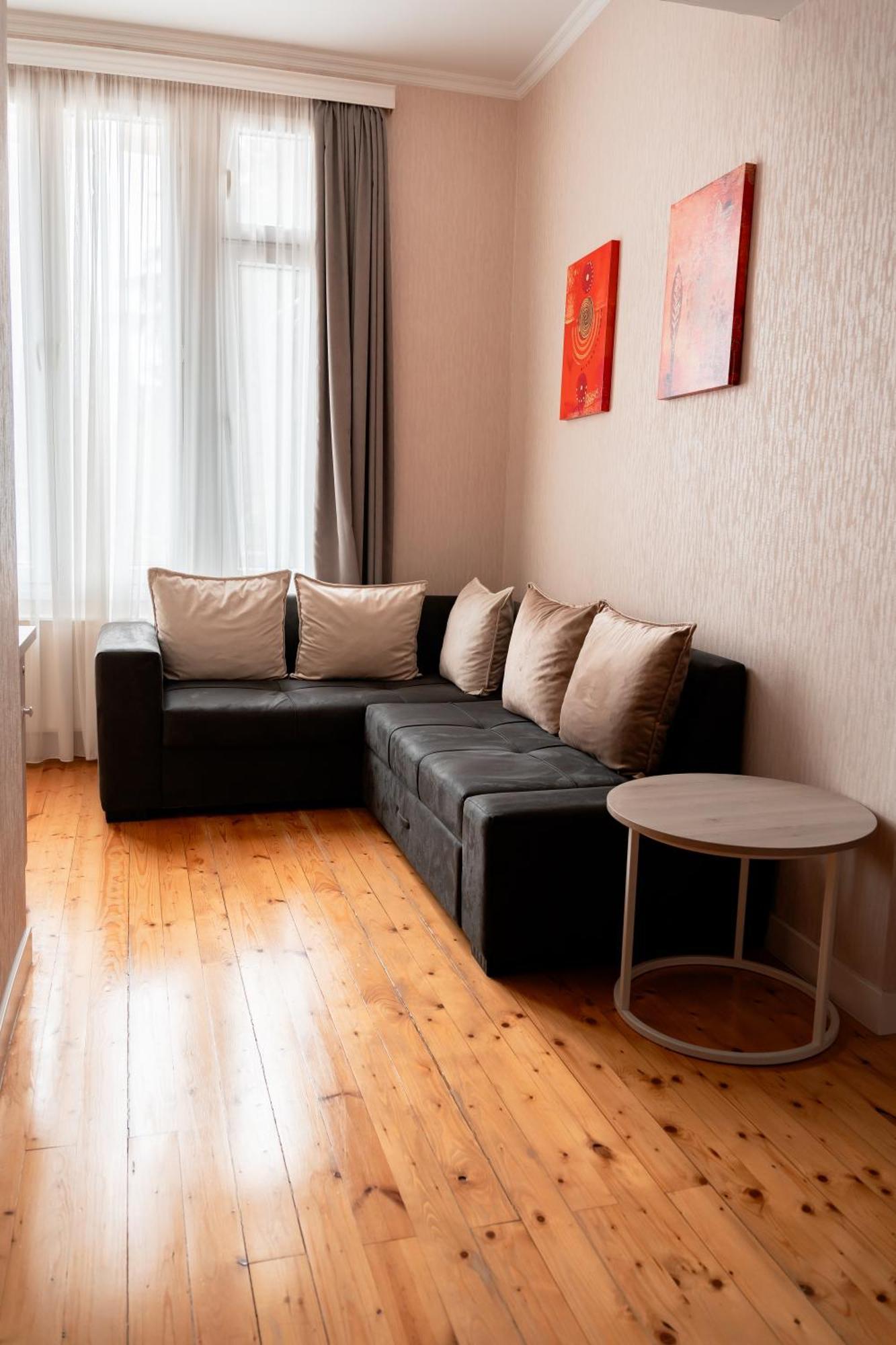 Hotel Well Inn Тбилиси Екстериор снимка