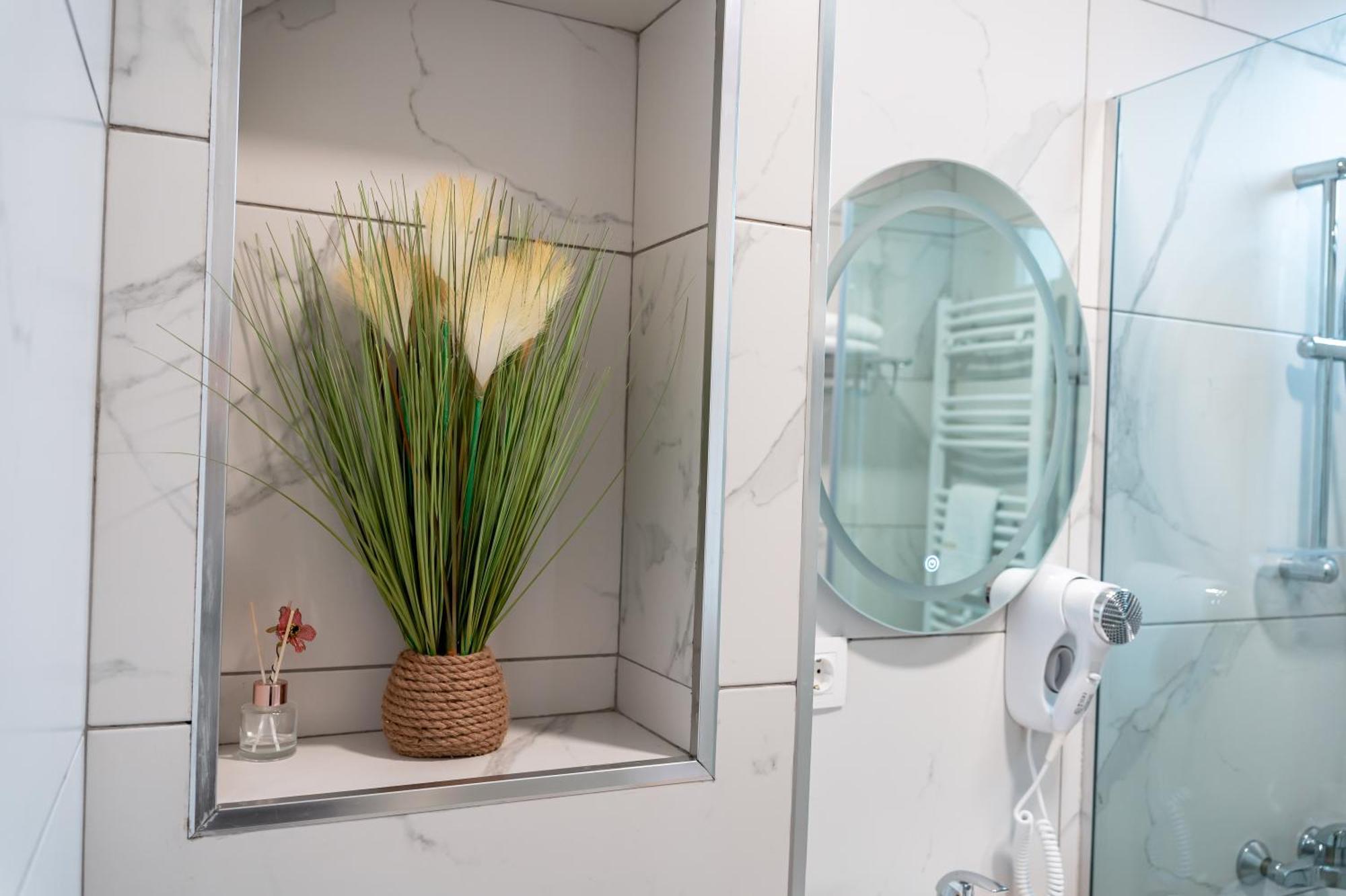 Hotel Well Inn Тбилиси Екстериор снимка