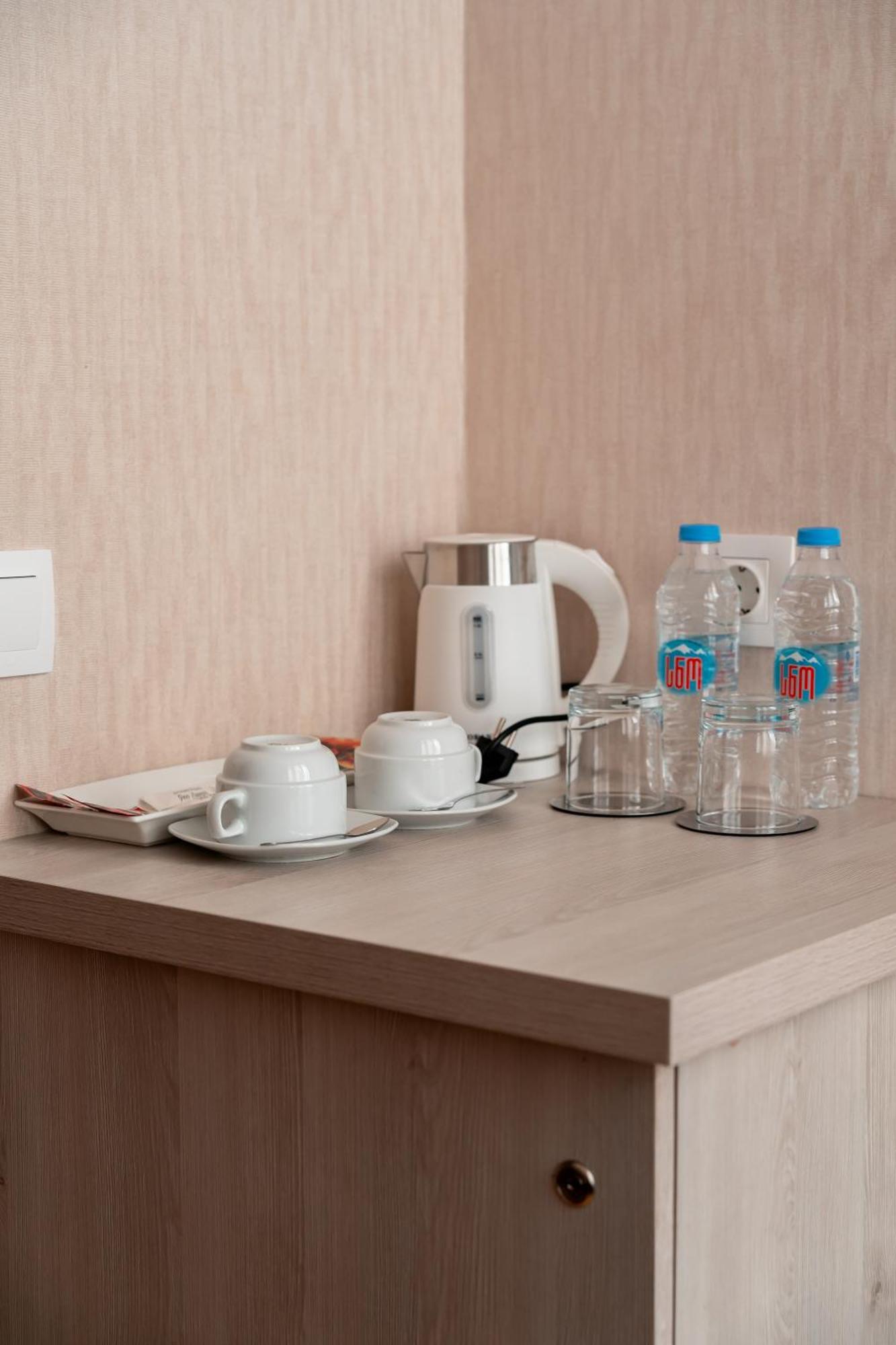Hotel Well Inn Тбилиси Екстериор снимка