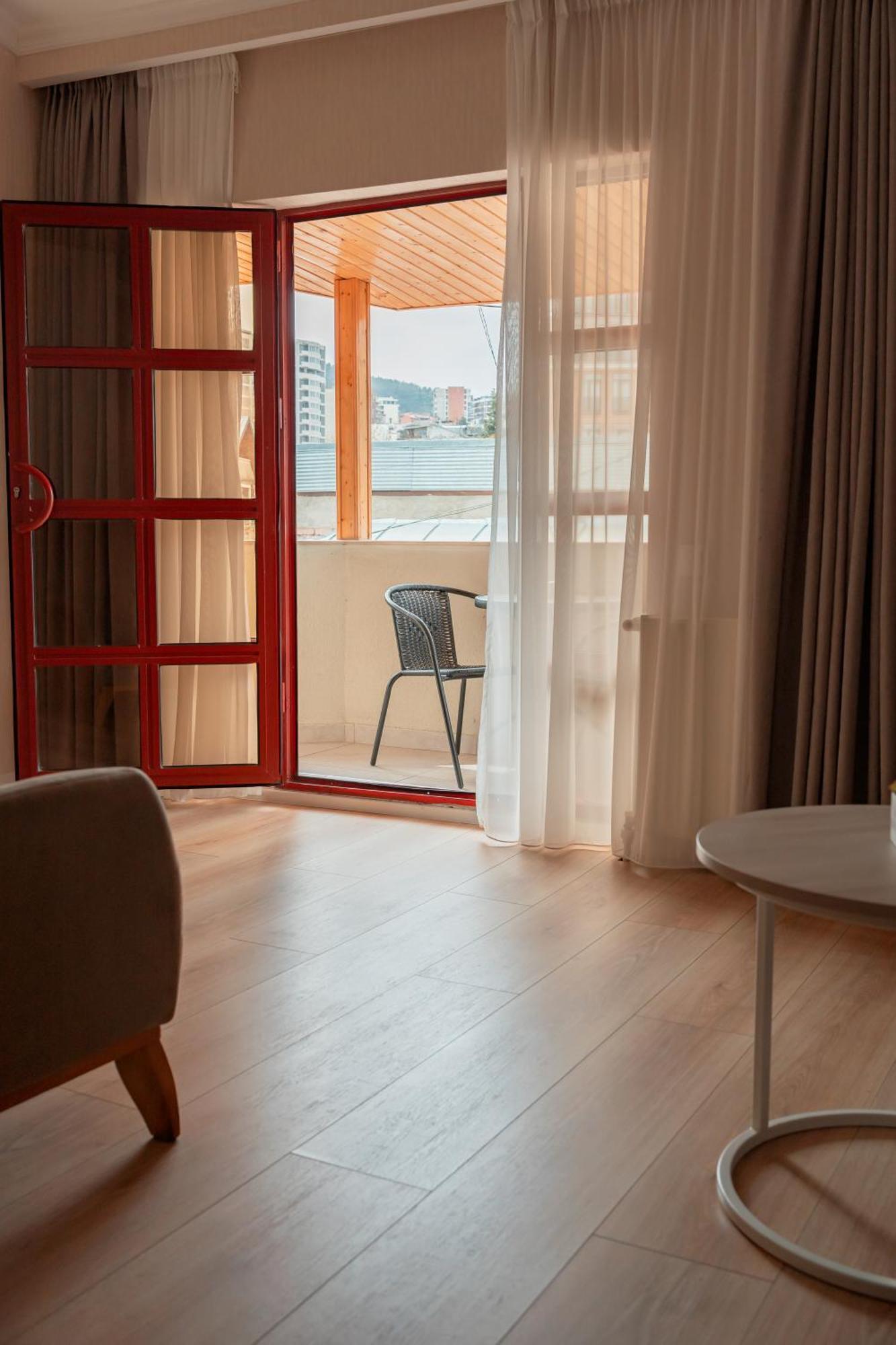Hotel Well Inn Тбилиси Екстериор снимка