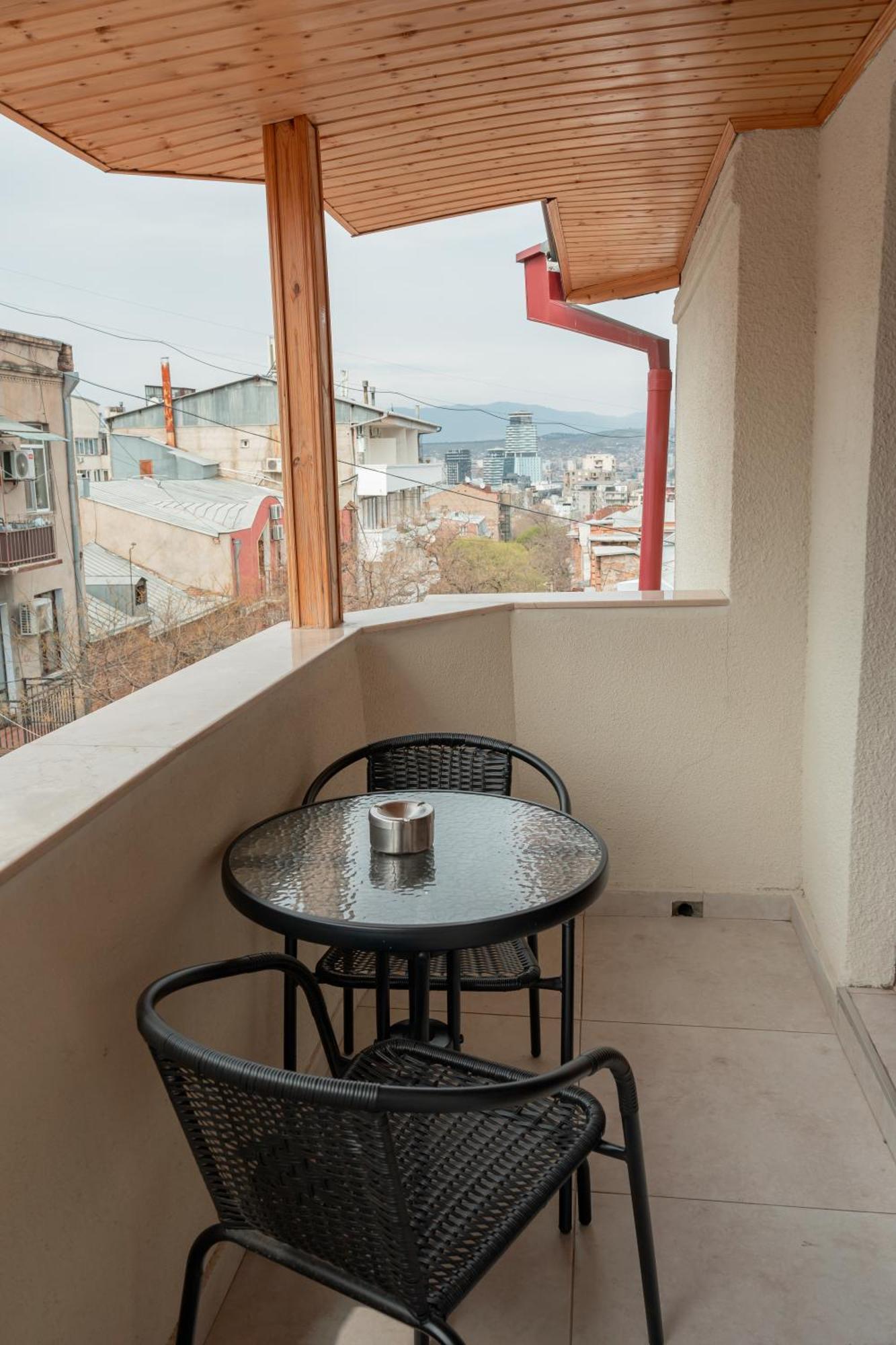 Hotel Well Inn Тбилиси Екстериор снимка