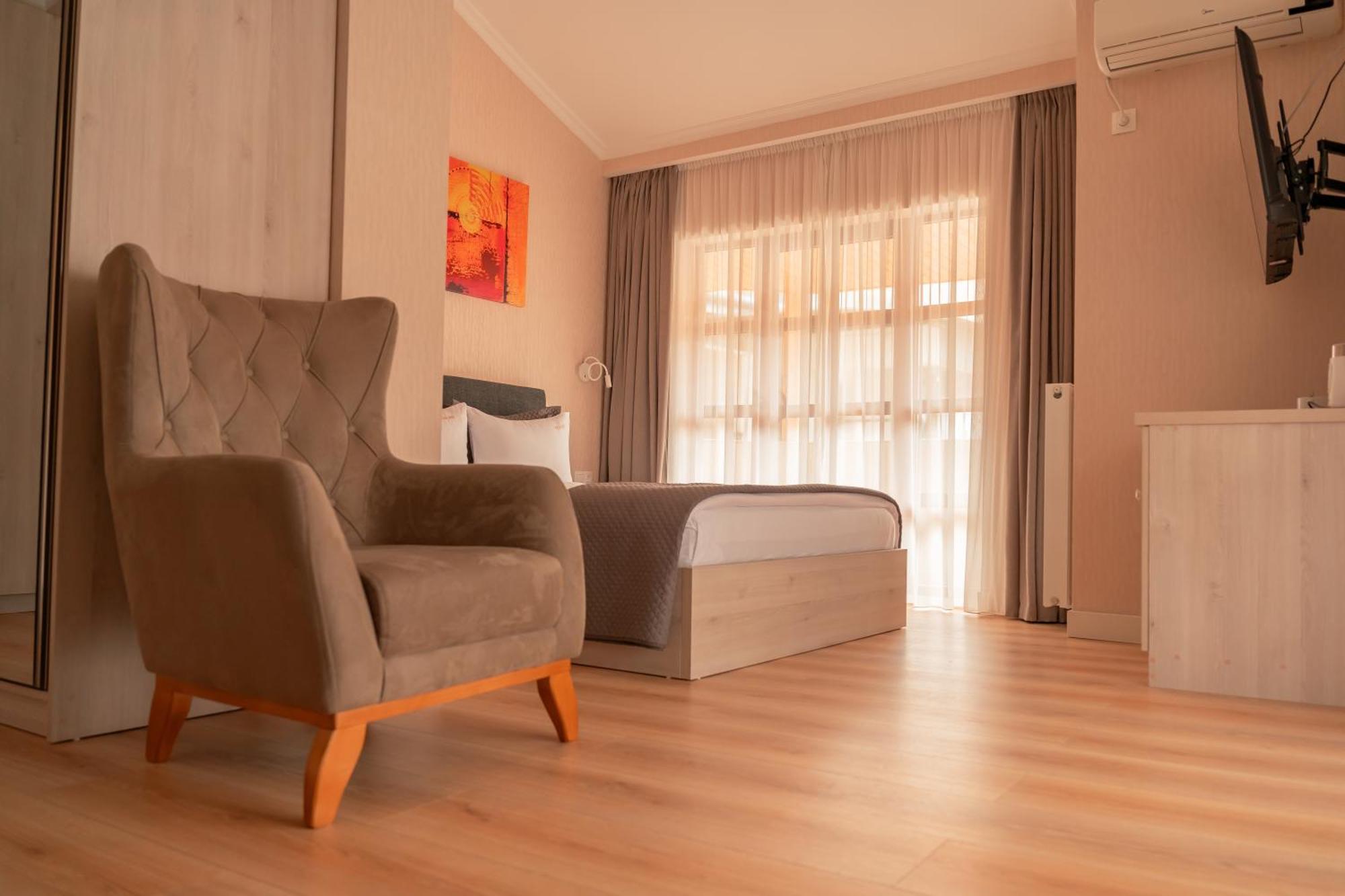Hotel Well Inn Тбилиси Екстериор снимка