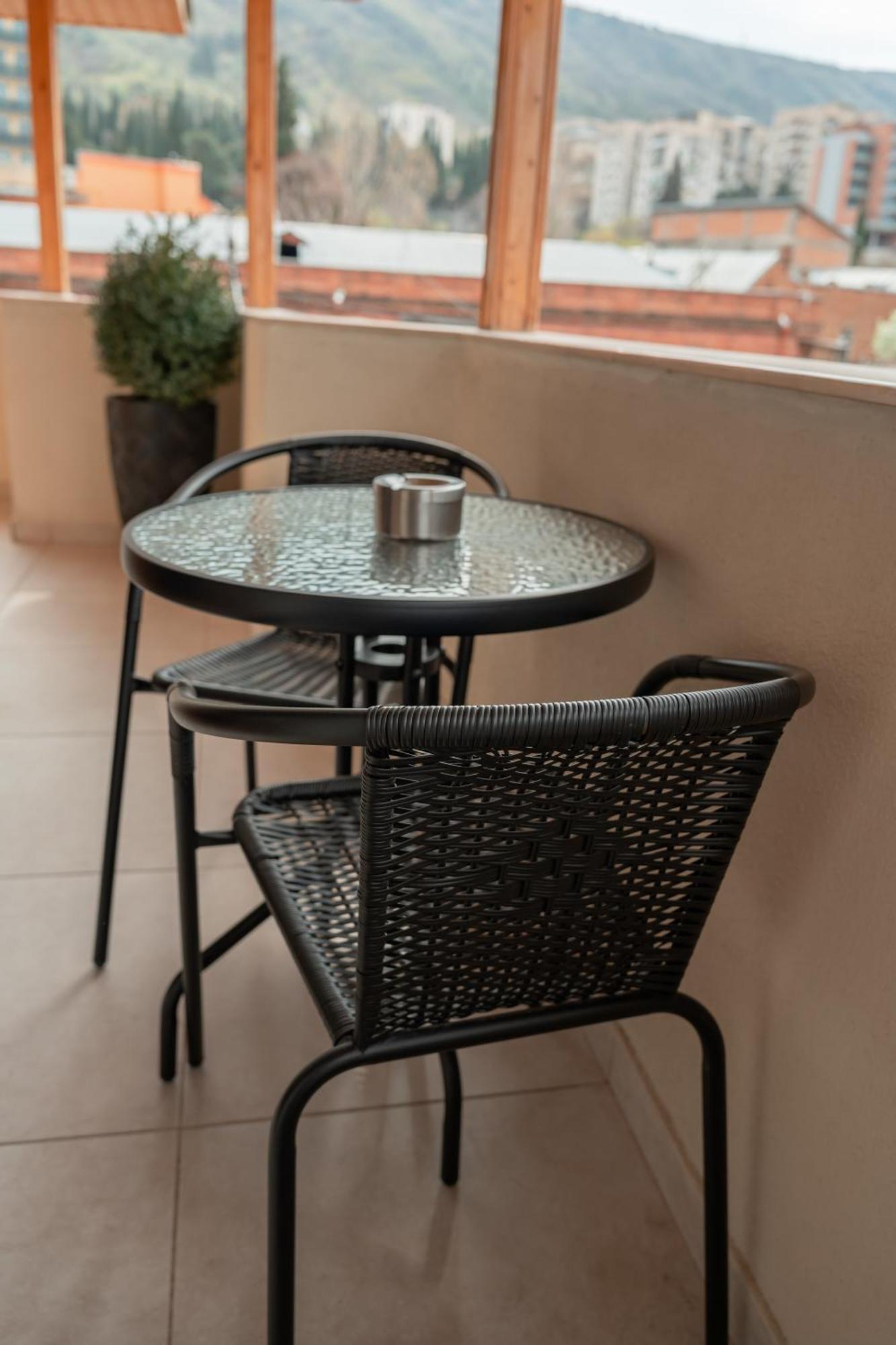 Hotel Well Inn Тбилиси Екстериор снимка