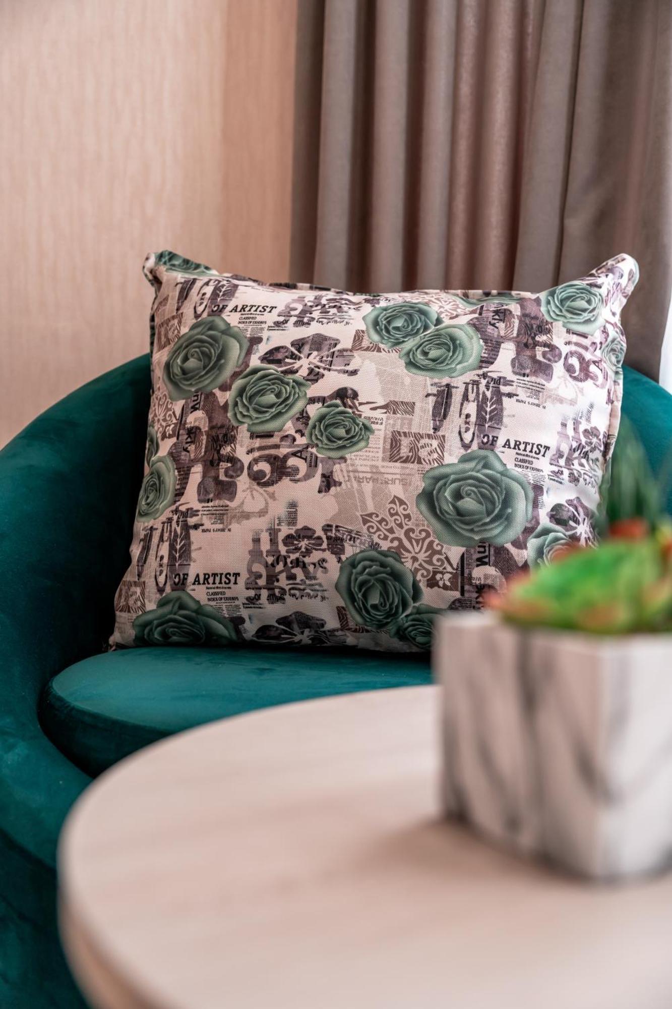 Hotel Well Inn Тбилиси Екстериор снимка