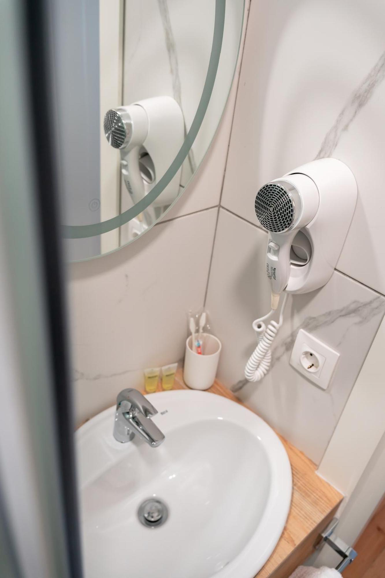 Hotel Well Inn Тбилиси Екстериор снимка