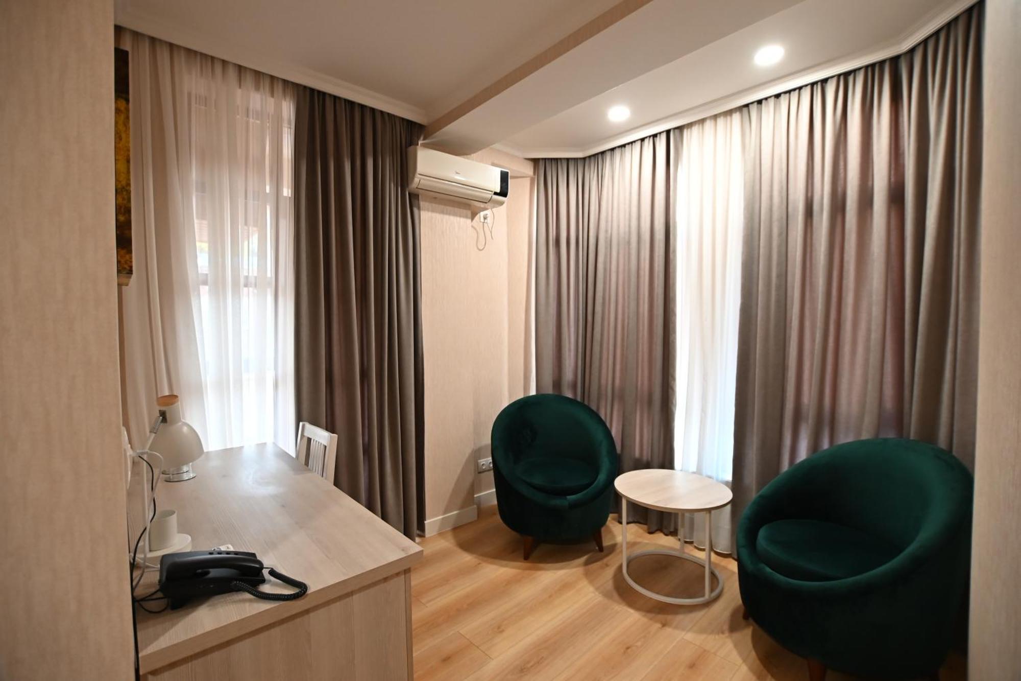 Hotel Well Inn Тбилиси Екстериор снимка